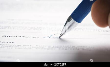 Personne signant le document important. Caméra suivant la pointe du stylo lorsqu'elle signe un contrat commercial crucial. Maquette « Lorem Ipsum » Signature faite sur le Banque D'Images