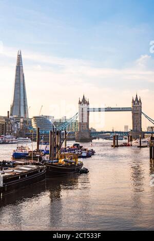 Tower Bridge et le Shard au coucher du soleil, vu derrière la Tamise, Tower Hamlets, Londres, Angleterre Banque D'Images