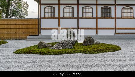 Jardin de rochers au temple de Ninna-ji, Kyoto, Japon Banque D'Images