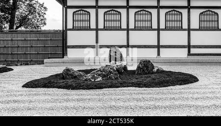 Jardin de rochers au temple de Ninna-ji, Kyoto, Japon Banque D'Images