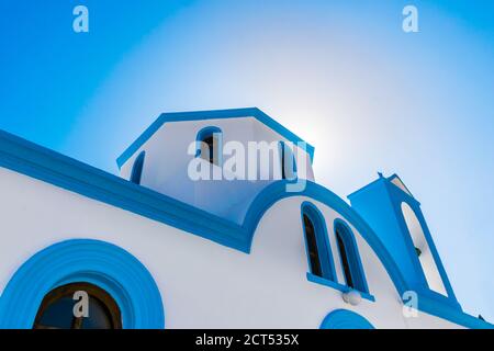 Église grecque orthodoxe traditionnelle blanche et bleue à Karpathos, île du Dodécanèse, Grèce Banque D'Images