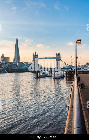 Tower Bridge et le Shard au coucher du soleil, vu derrière la Tamise, Tower Hamlets, Londres, Angleterre Banque D'Images