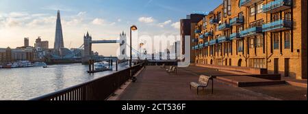 Tower Bridge et le Shard au coucher du soleil, vu derrière la Tamise, Tower Hamlets, Londres, Angleterre Banque D'Images