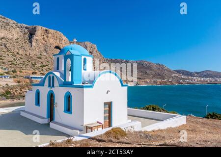 Église grecque orthodoxe traditionnelle blanche et bleue à Karpathos, île du Dodécanèse, Grèce Banque D'Images