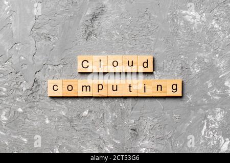 Le mot « Cloud computing » est écrit sur Wood Block. Cloud computing texte sur la table de ciment pour votre conception, concept. Banque D'Images