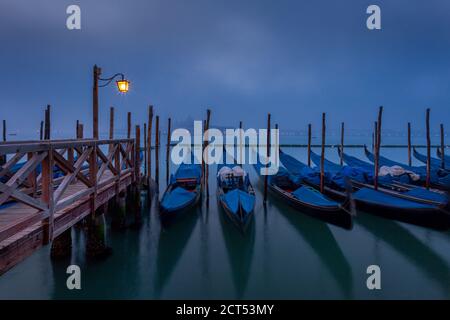 Gondoles à San Marco avec San Giorggio Maggiore dans la distance, Venise, Vénétie, Italie Banque D'Images