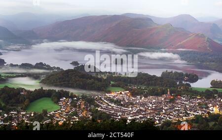 Brume sur Derwentwater et Keswick dans le Lake District. Mardi est le premier jour de l'automne astronomique. Banque D'Images