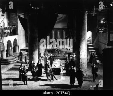 LAURENCE OLIVIER BASIL SYDNEY et FELIX AYLMER sur un ensemble de candid Sur la salle du Conseil pendant le tournage du HAMEAU 1948 réalisateur LAURENCE OLIVIER joue de la musique William Shakespeare William Walton Two Cities Films / distributeurs de films généraux (GFD) Banque D'Images