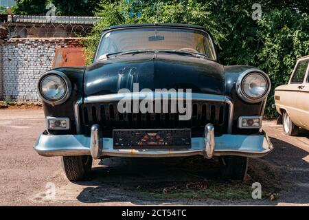 Vieille voiture rétro abandonnée. Détail de l'avant Banque D'Images