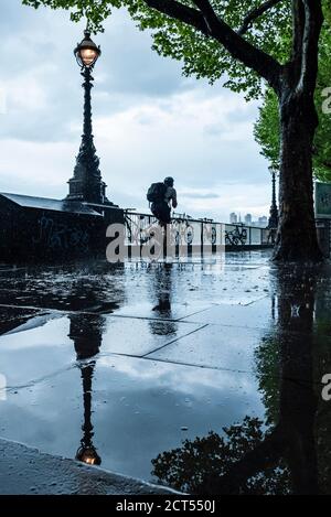 South Bank in the rain, Londres, Angleterre Banque D'Images