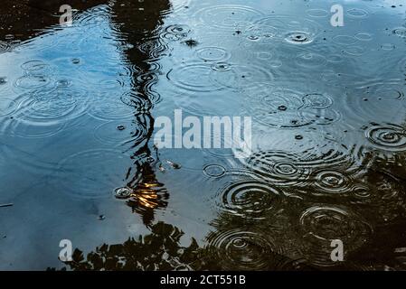 South Bank in the rain, Londres, Angleterre Banque D'Images
