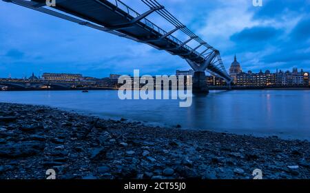 Cathédrale St Pauls et pont du Millénaire la nuit vu à marée basse depuis une plage de la Tamise dans le centre de Londres, Londres, Angleterre Banque D'Images