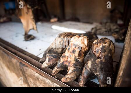 Les trotters porcins dans le marché d'Andasibe, région d'Alaotra-Mangoro, est de Madagascar Banque D'Images