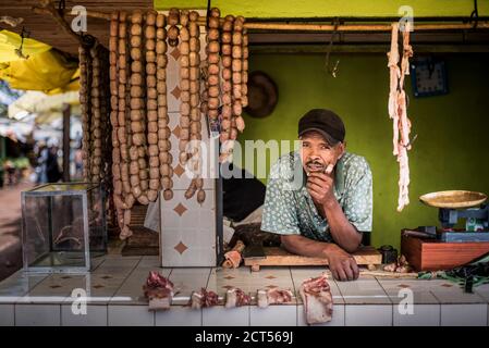 Boucher au marché d'Ambatolampy dans les Hautes-terres centrales de Madagascar Banque D'Images