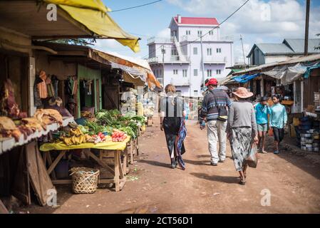 Touristes sur le marché d'Ambatolampy dans les Hautes-terres centrales de Madagascar Banque D'Images