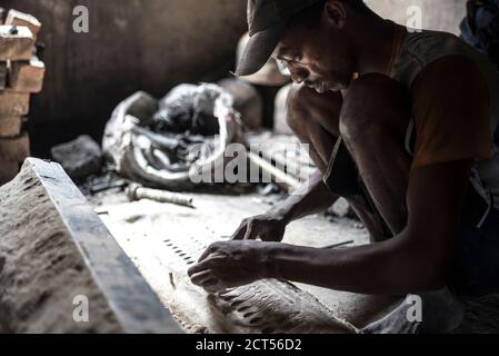 Fabrication de l'aluminium près d'Ambatolampy dans les Hautes-terres centrales de Madagascar Banque D'Images