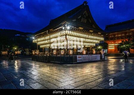 Yasaka Jinja Shrine, Maidono (salle de danse) lors d'une nuit de pluie à Gion, Kyoto, Japon Banque D'Images