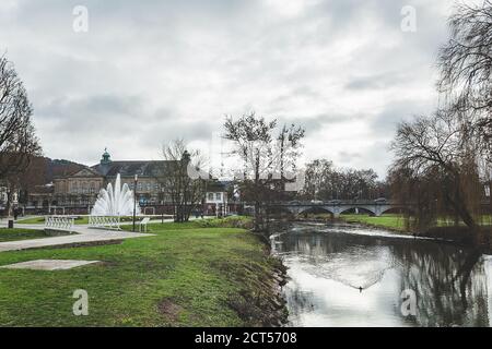 La Rose Garden près de la rivière Franconian Saale. Multimédia-fontaine, Regent's Building et le pont de Ludwigs sont en arrière-plan Banque D'Images