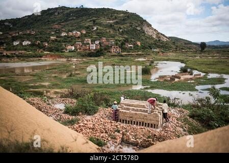 Fabrication de briques près de Ranomafana, Madagascar Central Highlands Banque D'Images
