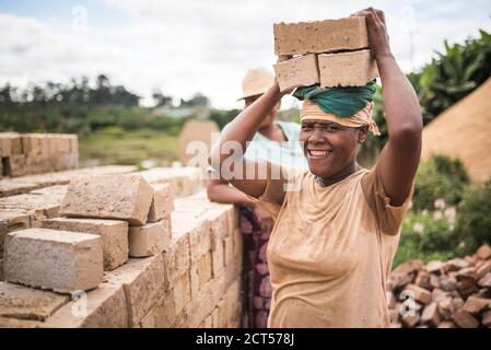 Portrait de fabricants de briques près de Ranomafana, Madagascar Central Highlands Banque D'Images