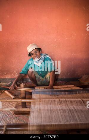 Tissage avec soie, Ambalavao, Madagascar Central Highlands Banque D'Images