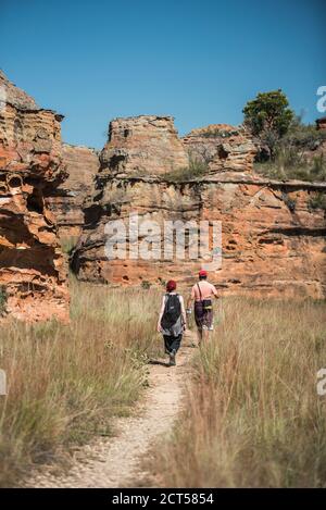 Touristes randonnée dans le parc national d'Isalo, région d'Ihorombe, sud-ouest de Madagascar Banque D'Images