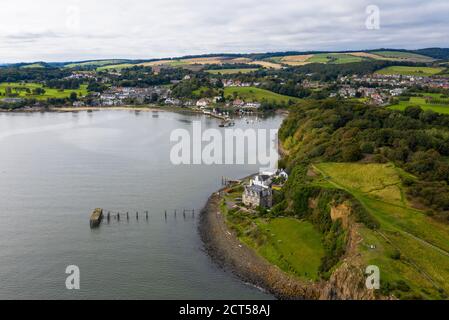 Vue aérienne du port et de la ville d'Aberdour, Fife Ecosse. Banque D'Images