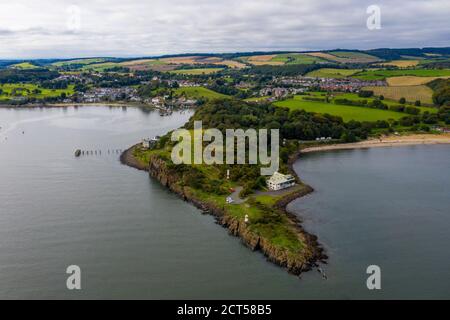 Vue aérienne du village d'Aberdour et de la plage de sable argenté de Fife, en Écosse. Banque D'Images