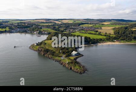 Vue aérienne du village d'Aberdour et de la plage de sable argenté de Fife, en Écosse. Banque D'Images