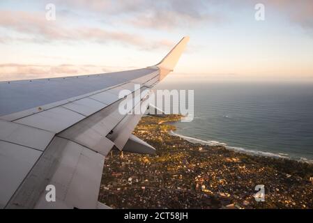 Vue de l'aile d'avion au coucher du soleil, Madagascar, Afrique Banque D'Images