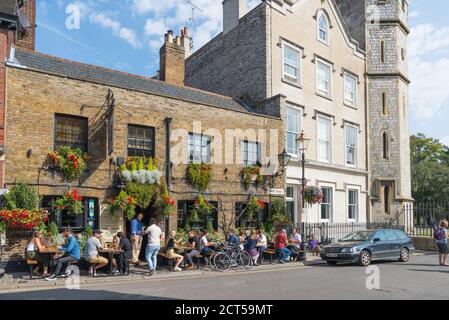 Les gens apprécient un verre lors d'une chaude journée ensoleillée assis à l'extérieur du pub Two Brewers à Park Street, Windsor, Berkshire, Angleterre, Royaume-Uni Banque D'Images