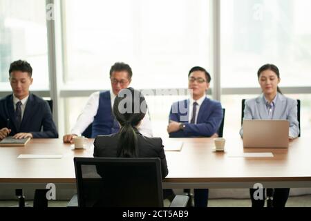 jeune femme d'affaires asiatique interviewée par un groupe de dirigeants d'entreprise Banque D'Images