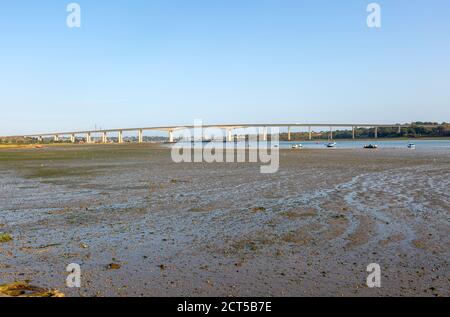 Boue exposée à marée basse vue sur la rivière et le pont Orwell, Ipswich, Suffolk, Angleterre, Royaume-Uni Banque D'Images