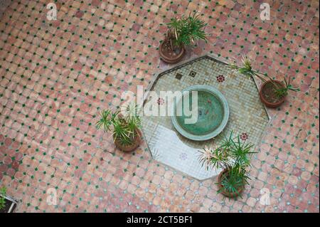 Fontaine dans la cour de la Maison de la Photographie, Marrakech (Marrakech), Maroc, Afrique du Nord, Afrique Banque D'Images