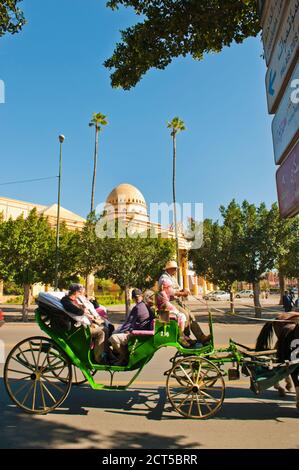 Touristes sur un cheval et une balade à cheval passant par le Théâtre Royal (Théâtre Royal), Marrakech (Marrakech), Maroc, Afrique du Nord, Afrique Banque D'Images