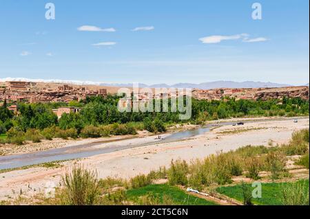 Ville marocaine typique dans la vallée des Dadès près de Ouarzazate, Maroc, Afrique du Nord, Afrique, arrière-plan avec espace de copie Banque D'Images