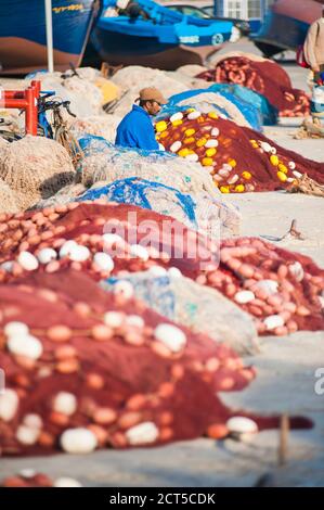 Pêcheur au port de pêche d'Essaouira, Maroc, Afrique du Nord, Afrique Banque D'Images