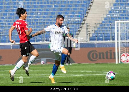 Genki HARAGUCHI (H) et Marco DJURICIN (KA), action, duels, football 2ème Bundesliga, 1er match, Hanovre 96 (H) - Karlsruher SC (KA) 2: 0, le 09/19/2020 à Hanovre/Allemagne. | utilisation dans le monde entier Banque D'Images