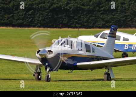 Piper PA-28 Chirokee G-DIZY en train de rouler à l'aérodrome de White Waltham, Royaume-Uni Banque D'Images