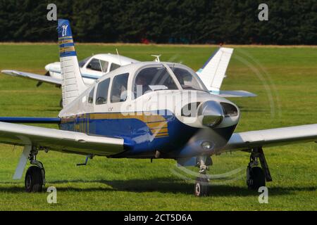 Piper PA-28 Chirokee G-DIZY en train de rouler à l'aérodrome de White Waltham, Royaume-Uni Banque D'Images