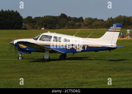 Piper PA-28 Chirokee G-DIZY en train de rouler à l'aérodrome de White Waltham, Royaume-Uni Banque D'Images