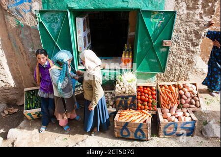 Enfants berbères dans le village berbère d'Ouanskra, entre Tacheddirt et Tizi n Tamatert, montagnes du Haut Atlas, Maroc, Afrique du Nord, Afrique Banque D'Images