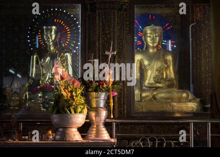 Offrandes à (Bule Pagoda), un temple bouddhiste à Yangon (Rangoon), Myanmar (Birmanie) Banque D'Images