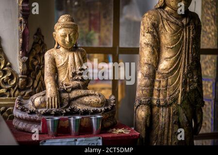 Image de Bouddha d'or à (Bule Pagode), un temple bouddhiste à Yangon (Rangoon), Myanmar (Birmanie) Banque D'Images
