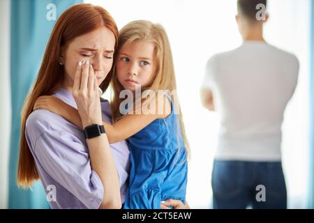 redhead femme caucasienne avec enfant fille leave man, il s'est détournée de sa famille, a triché sur sa femme, il a une maîtresse Banque D'Images