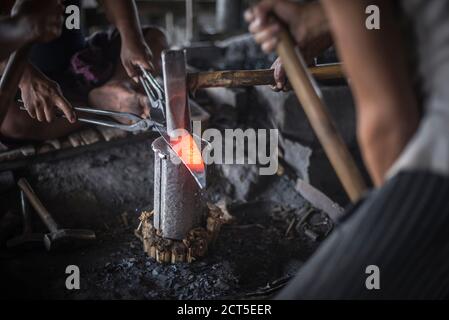 Travailleurs du métal sur les forgerons, Inle Lake, État de Shan, Myanmar (Birmanie) Banque D'Images