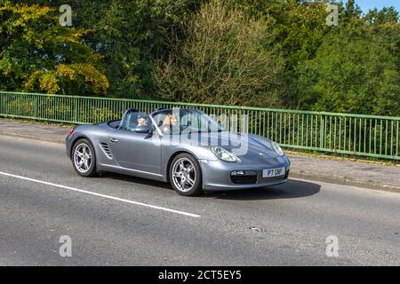 2005 Porsche Boxster gris ; véhicules sportifs, véhicules routiers, véhicules routiers au Royaume-Uni, moteurs, véhicules routiers sur le réseau d'autoroute M6. Banque D'Images