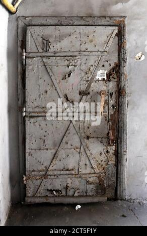 Cracovie. Cracovie. Pologne. Fermé porte en fer rouillé usée dans l'ancien bâtiment. Banque D'Images