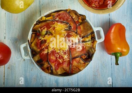 Timotta aubergine pâtes Timbale, cuisine sicilienne, plats italiens traditionnels variés, vue sur le dessus. Banque D'Images