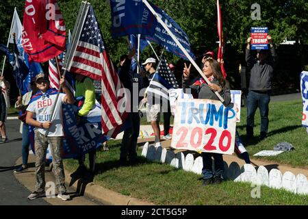 Des manifestants attendent le cortège du président américain Donald J. Trump devant le club de golf national de Trump à Herndon, en Virginie, le dimanche 20 septembre 2020. Crédit: Chris Kleponis/Pool via CNP/MediaPunch Banque D'Images